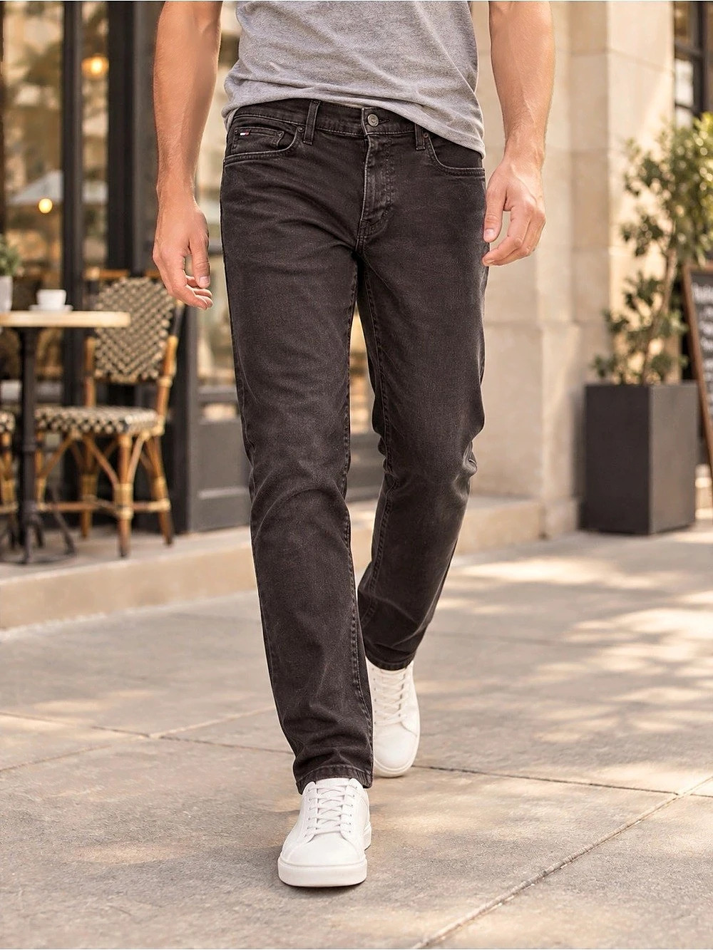 Tommy Hilfiger Straight Fit Men's Straight Jeans in Black 33 x 30